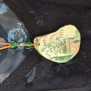 Gardening Handcrafted decoupaged oyster shell leather cord silver/glass beads